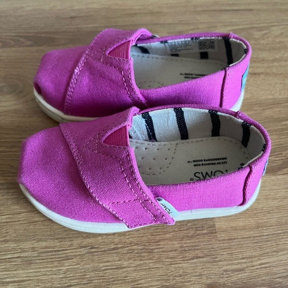 TOMS Alpargata Toddler Shoe | Size 5T | Like New - Picture 5 of 6